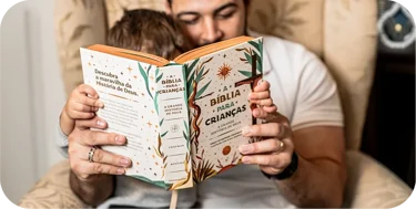Criança com a Bíblia para Crianças