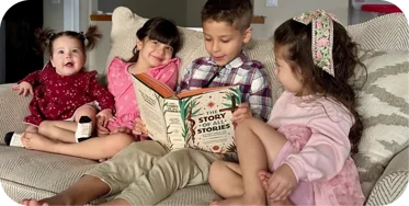 Família lendo a Bíblia para Crianças