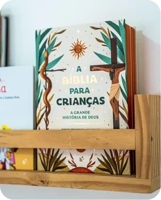 Criança com a Bíblia para Crianças