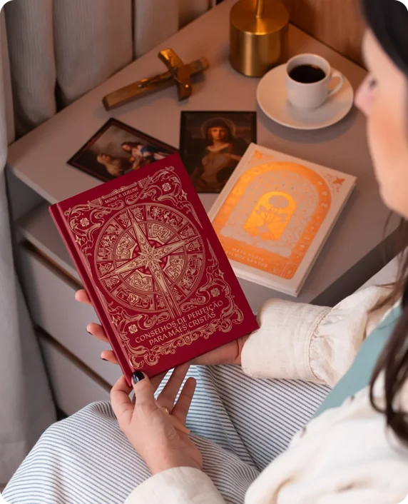 Mãe segurando o livro Conselhos de perfeição para mães cristãs