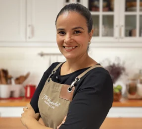 Professora Juliana Mendes com pão de amêndoas