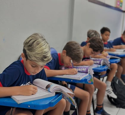 Alunos concentrados em atividade escolar