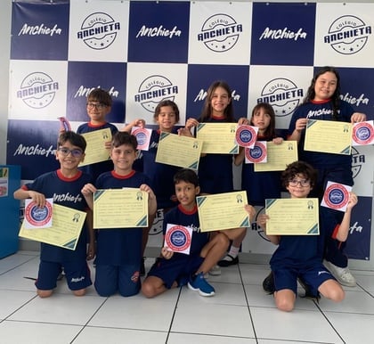 Alunos do Colégio Anchieta celebrando suas conquistas