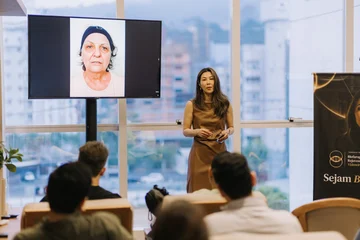 Dra. June Favarin ensinando para uma plateia de médicos