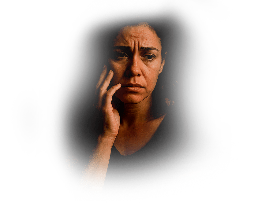 Mulher preocupada com sintomas recorrentes