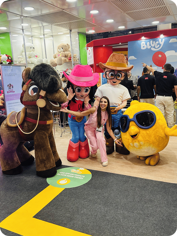 Equipe da M. Cruz Diversões em feira do setor de brinquedos