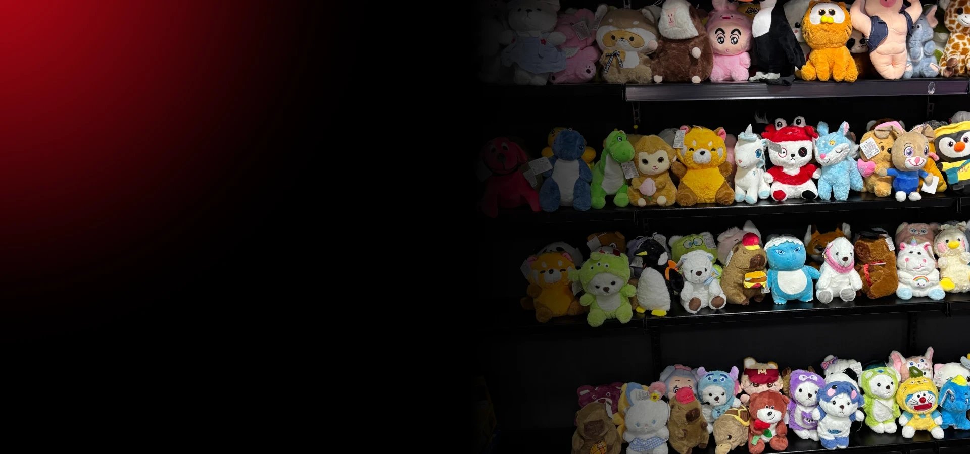 Prateleiras com pelúcias importadas da M. Cruz Diversões
