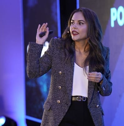 Luciana Ramos gesticulando durante apresentação