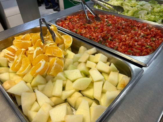 Cantina escolar organizada com alimentos saudáveis e frescos