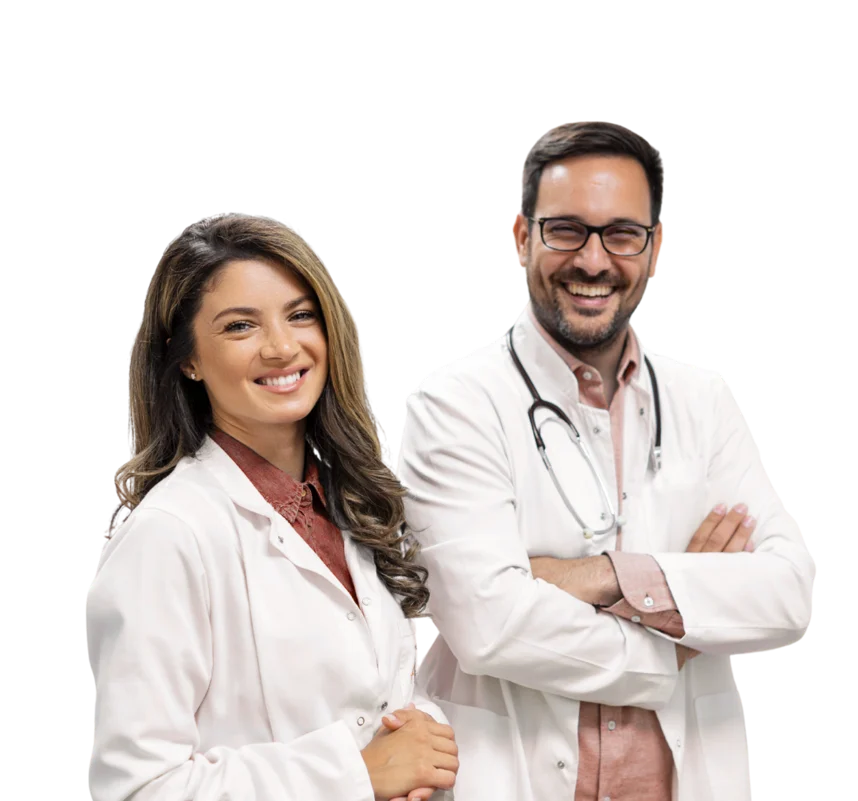<mandatory_response_format>Mulher sorrindo em uniforme branco segura prancheta | Cores: Branco (#FFFFFF), Cinza (#808080), Marrom Claro (#D2B48C)</mandatory_response_format>