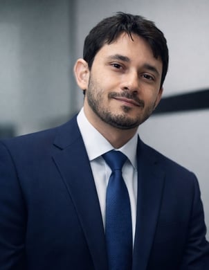 Dr. Diogo Bezerra de Almeida médico oftalmologista CRM MG 48211 RQE 28893 especialista em cirurgia de catarata e doenças da retina 