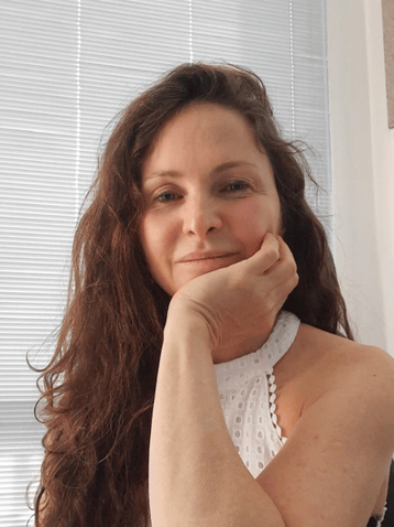 Foto da Dra. Shadia, dermatologista especializada em Medicina Funcional Celular