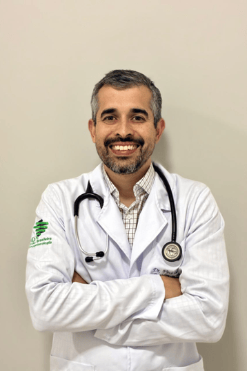 Foto do Dr. Vinicius Julião, gastroenterologista e endoscopista 