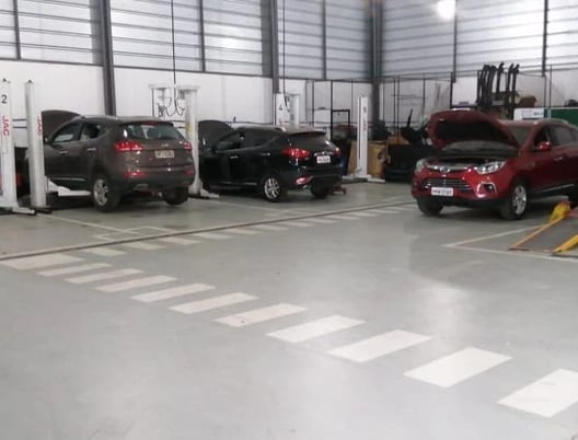 Técnico da Fastcar realizando diagnóstico automotivo