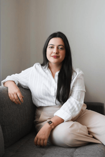 Foto da psicóloga Nathalia Malachias, especialista em psicanálise lacaniana.