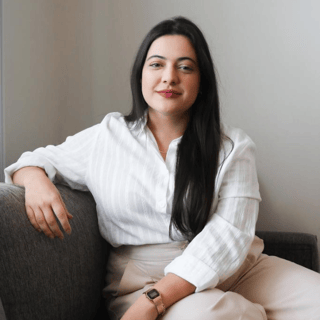 Foto da psicóloga Nathalia Malachias, especialista em psicanálise lacaniana.