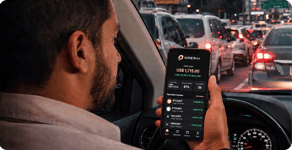 Acompanhando os lucros pelo celular no trânsito