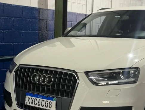 Técnico da Fastcar realizando diagnóstico automotivo