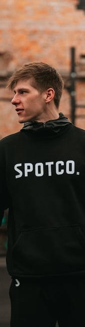 Homem malhando com uniforme da spotco